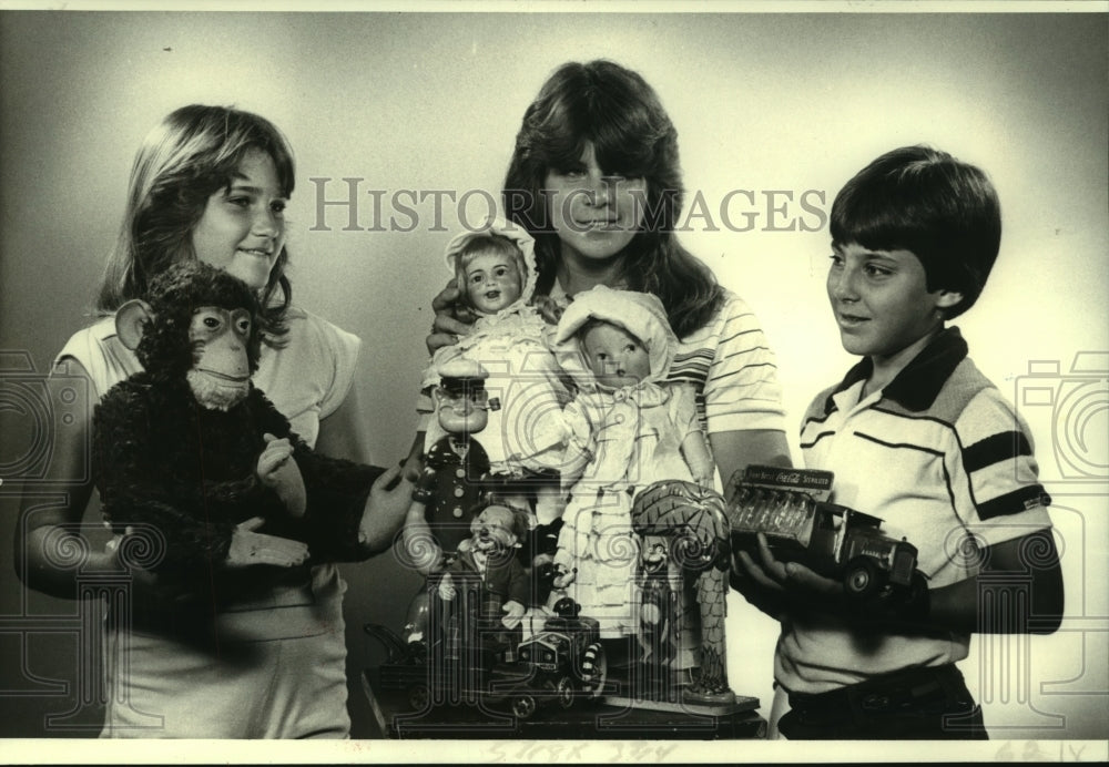 1982 Press Photo Melissa, Mary, and Danny Garcia with antique dolls. - noa95703 - Historic Images
