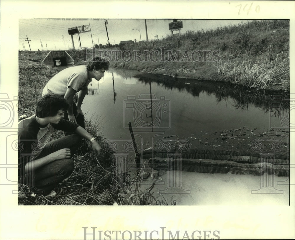 1982 Press Photo Thousands of gallons of gasoline spilled into the Donner Canal - Historic Images