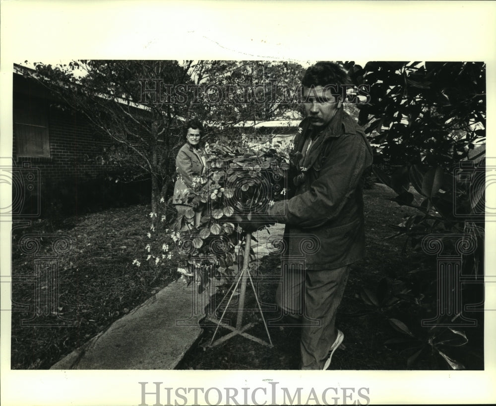 1985 Press Photo Prison Inmate Richard Michew Helps Louise Fortenberry with Lawn - Historic Images