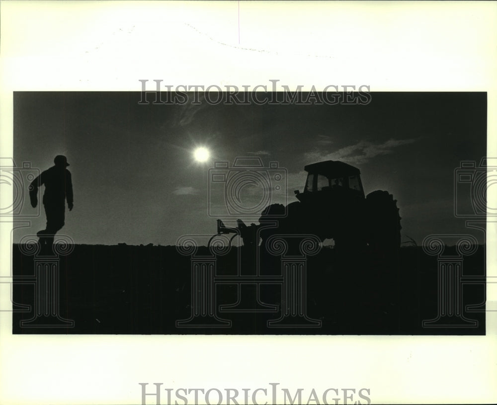 1985 Press Photo Nathaniel Johnson Working on East Carroll Parish Prison Farm - Historic Images