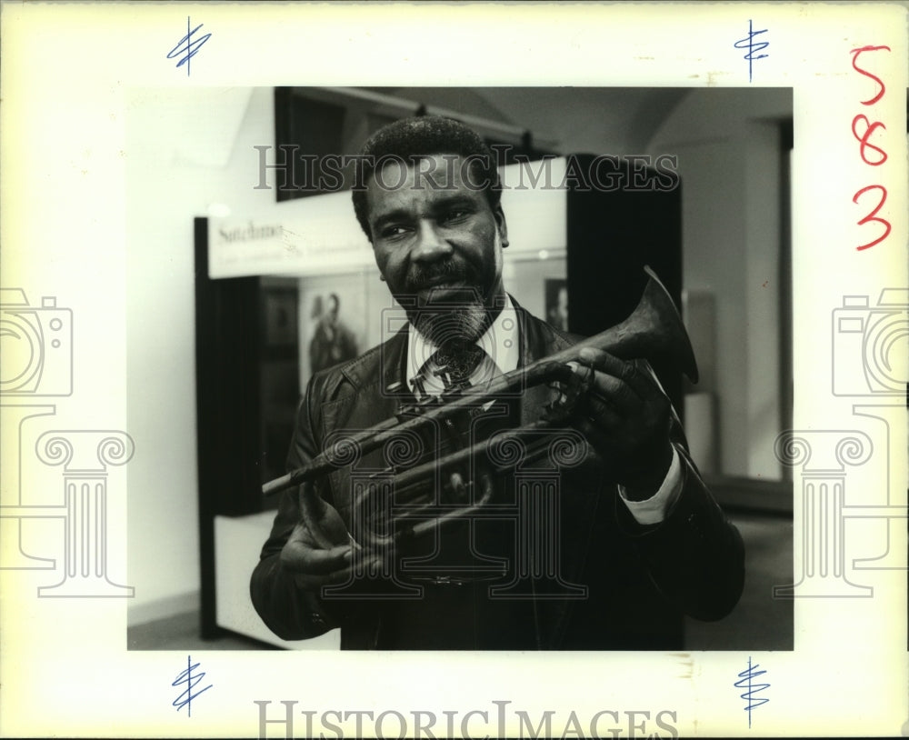 1990 Press Photo Eddie Edwards, Director of Louis Armstrong Foundation hold horn - Historic Images