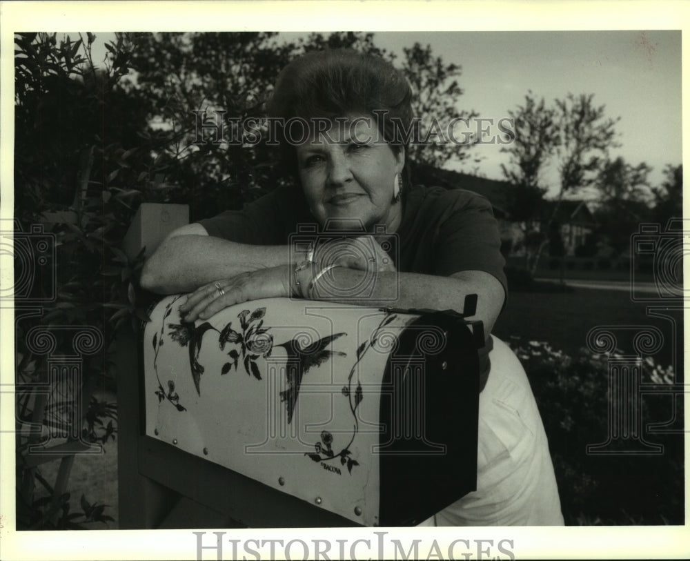 1992 Press Photo Edith Edwards has mailbox with hummingbirds painted on it. - Historic Images