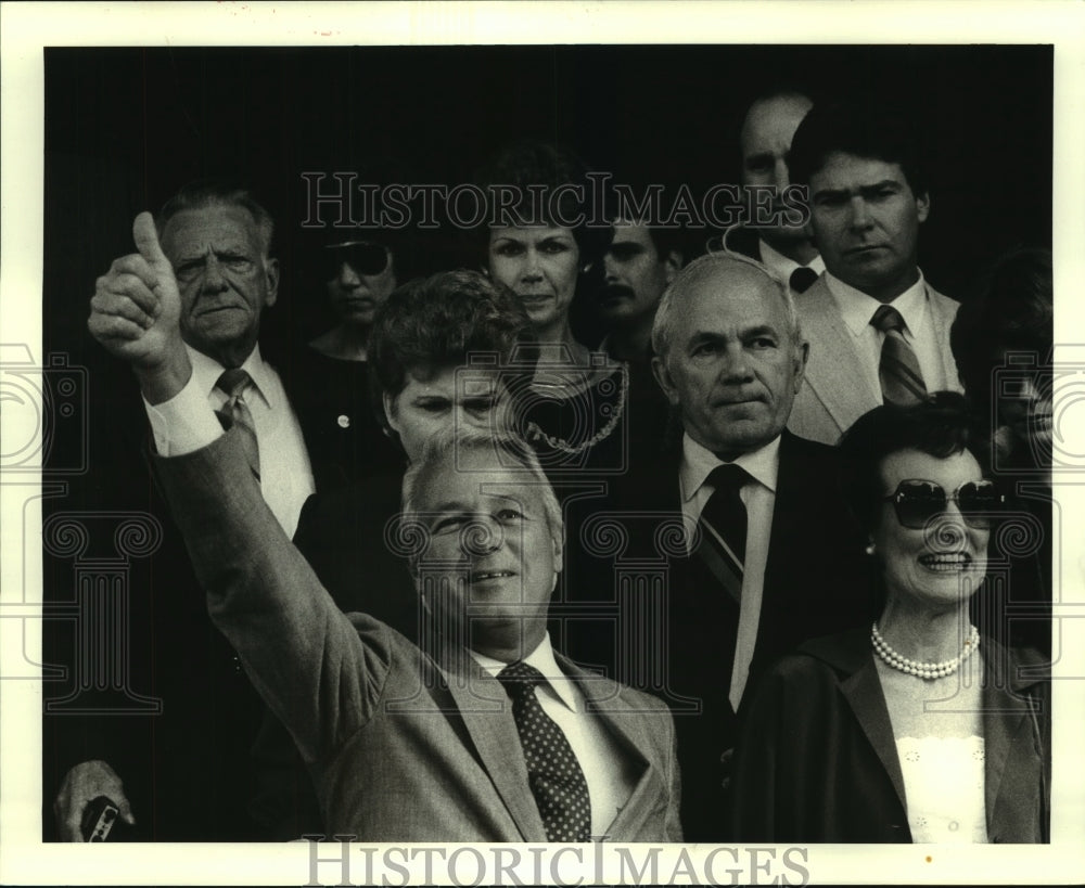 1985 Press Photo Governor Edwards and wife wave to crowd at break from his trial - Historic Images