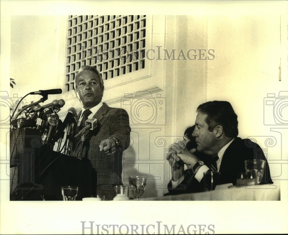 1986 Press Photo Louisiana Governor Edwin Edwards debate with Rep. Kevin Reilly - Historic Images