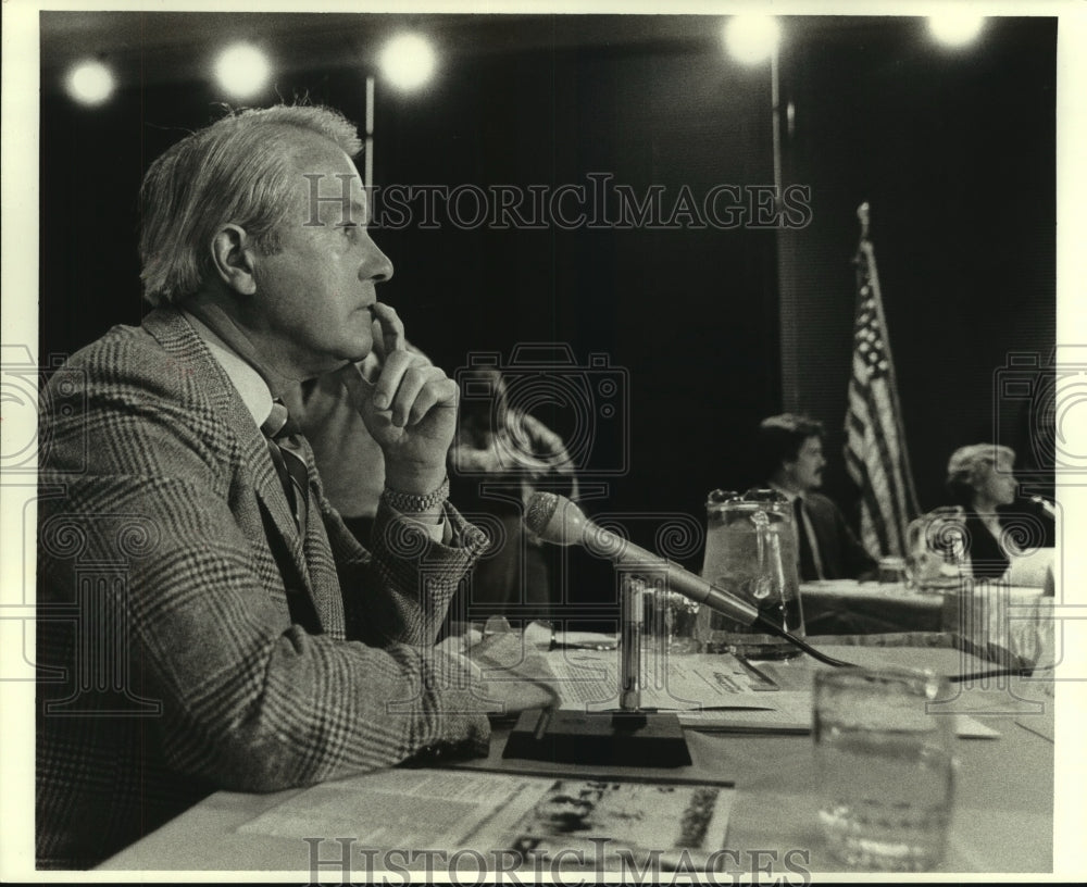 1986 Press Photo Edwin Edwards Seated and Listening - noa95788 - Historic Images