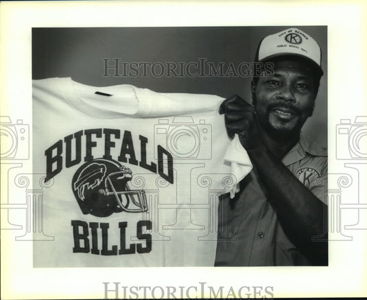 1991 Press Photo Albert Edwards Holds Buffalo Bills Football Team T-Shirt - Historic Images
