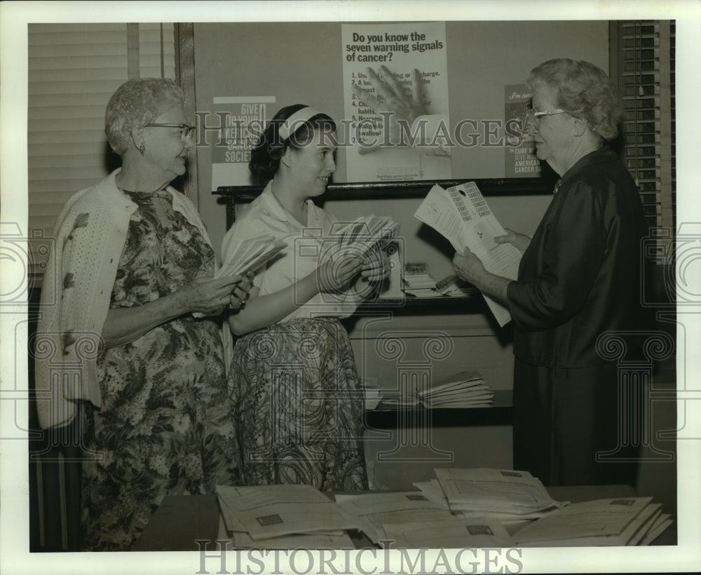 1968 Press Photo American Cancer Society volunteers preparing for fund raising - Historic Images