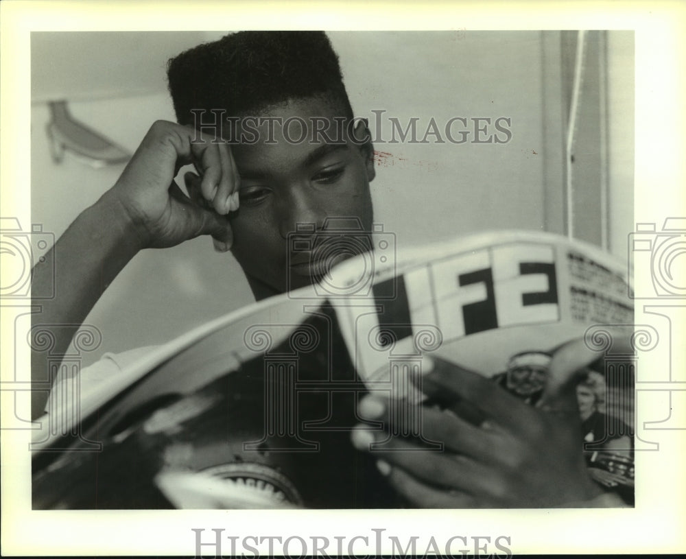 1990 Press Photo Edward Cannon uses his &quot;quiet time&quot; to read Life magazine. - Historic Images