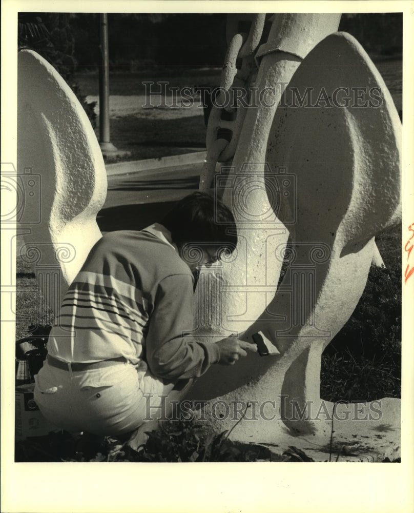 1988 Press Photo An Eden Isles resident paints anchor at Entrance to Eden Isles - Historic Images