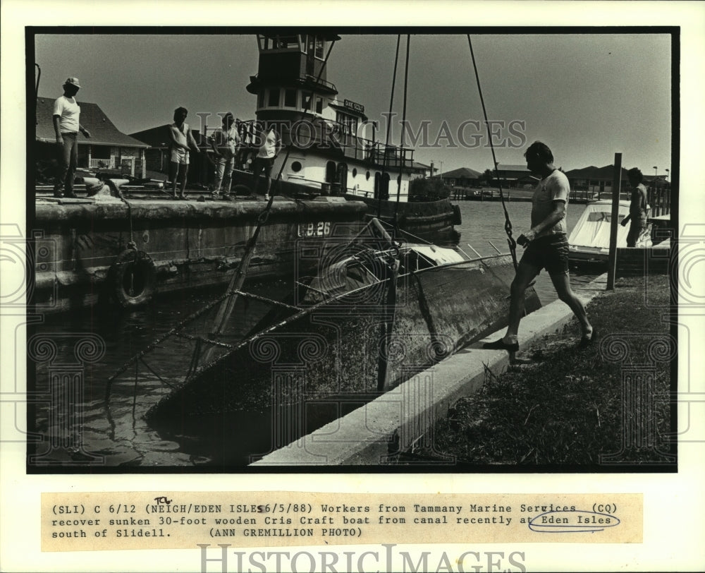 1988 Press Photo Sunken wooden Cris Craft boat recovered at Eden Isles - Historic Images