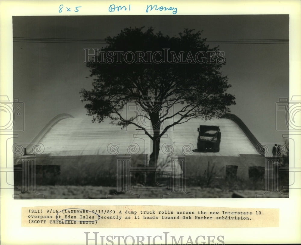 1989 Press Photo Dump truck crosses Interstate 10 overpass on way to Oak Harbor. - Historic Images