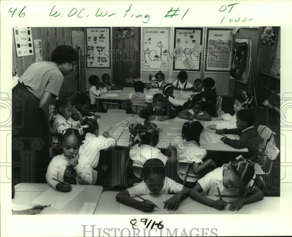 1985 Press Photo Teacher Eloise Bell helps student at Thomas Edison Elementary - Historic Images