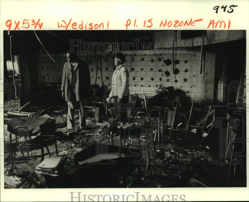 1981 Press Photo Officials inspect damage at Thomas Edison Elementary School - Historic Images