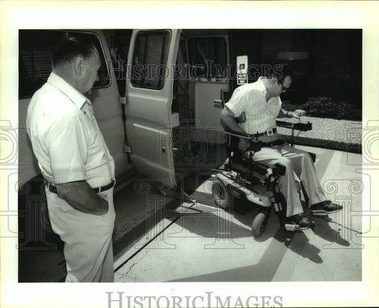 1993 Press Photo Paul Eckerle watches son, John, maneuver a lift to enter van - Historic Images