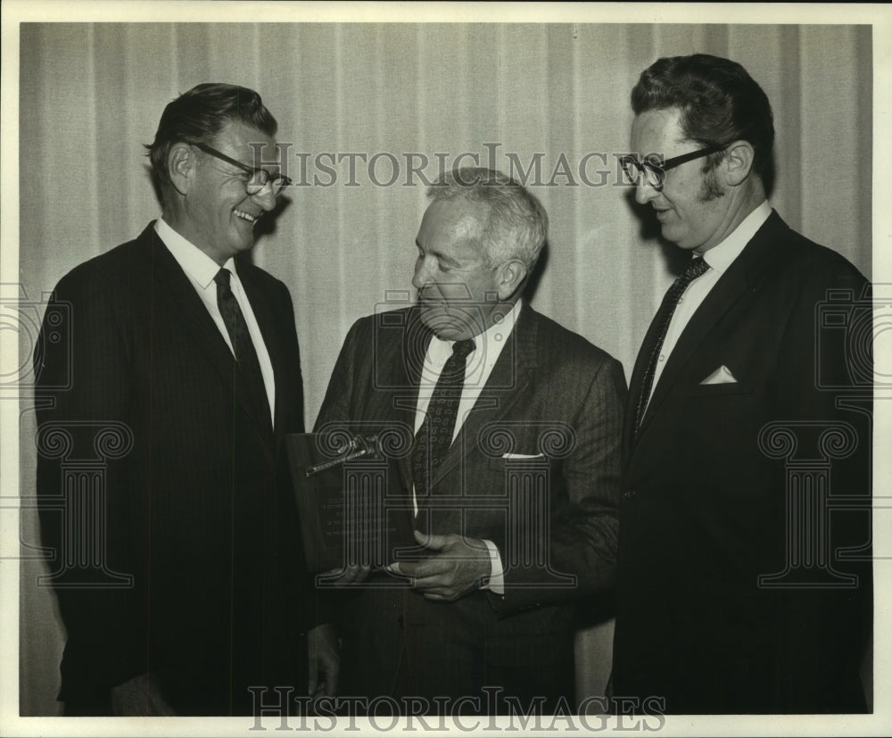 1970 Press Photo Edward Bertoneau &amp; Ben McBeth presents Elroy Eckhardt an award - Historic Images