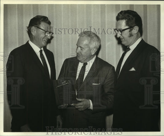 1970 Press Photo Edward Bertoneau & Ben McBeth presents Elroy Eckhardt an award - Historic Images