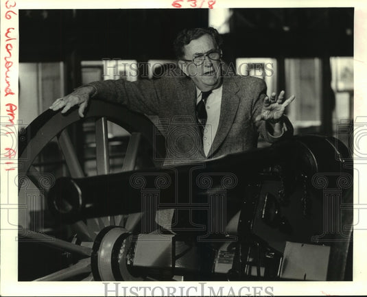 1985 Press Photo Curator Bernard Eble of Confederate Museum shows a cannon - Historic Images