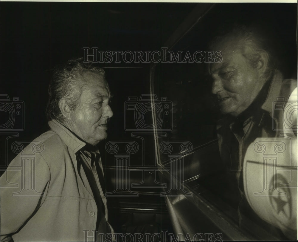 1984 Press Photo Bill Edwards in the back of police car after his arrest - Historic Images