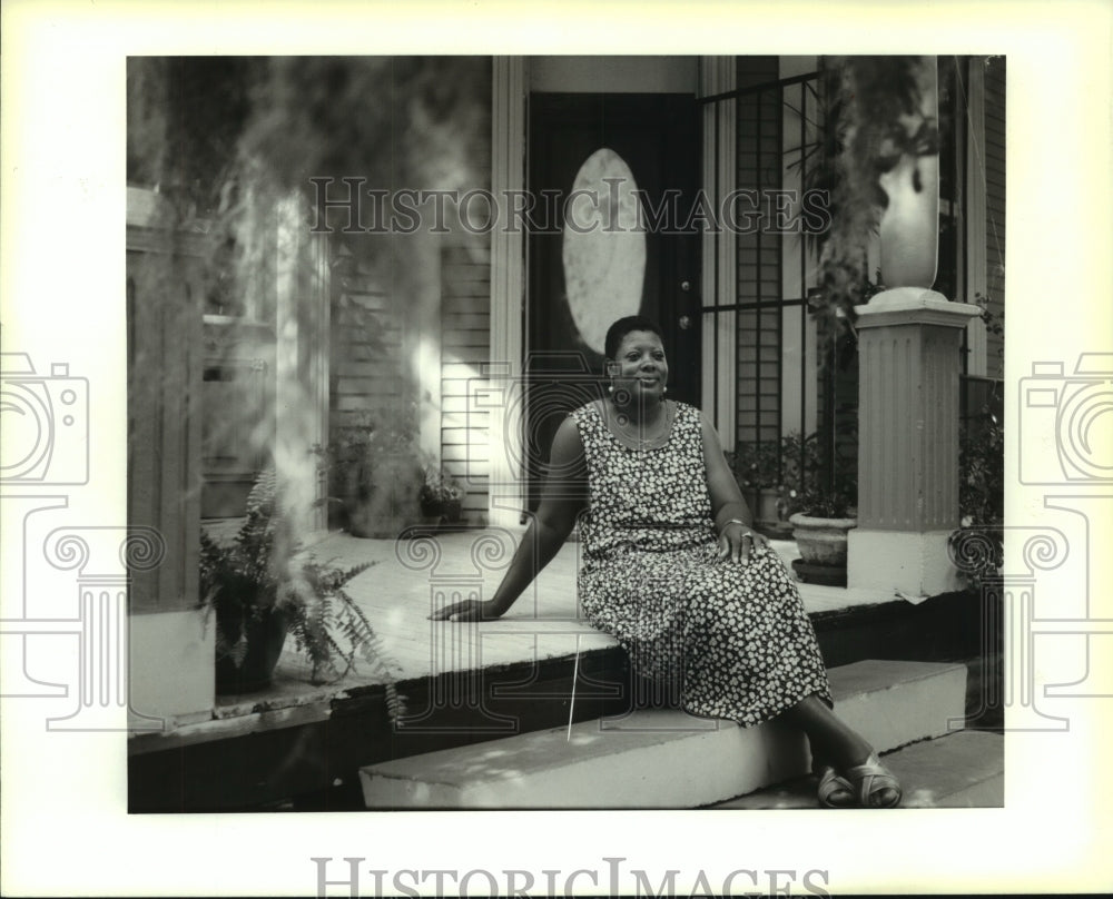 1994 Press Photo Alma Edney on her porch of her house on Esplanade Avenue - Historic Images