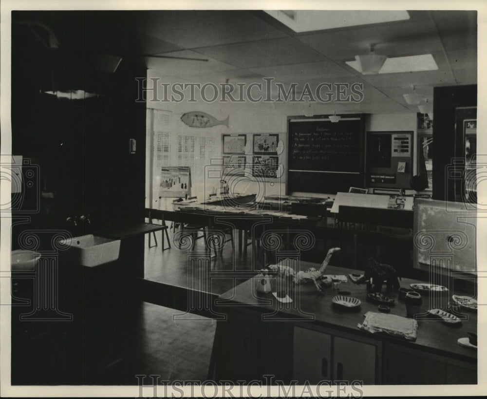 1963 Press Photo Interior view of schoolroom in England. - noa95904 - Historic Images