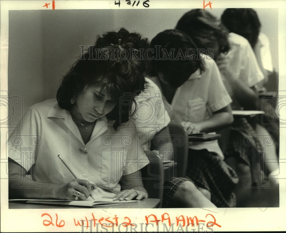 1984 Press Photo Students complete interest inventory test at Loyola. - Historic Images