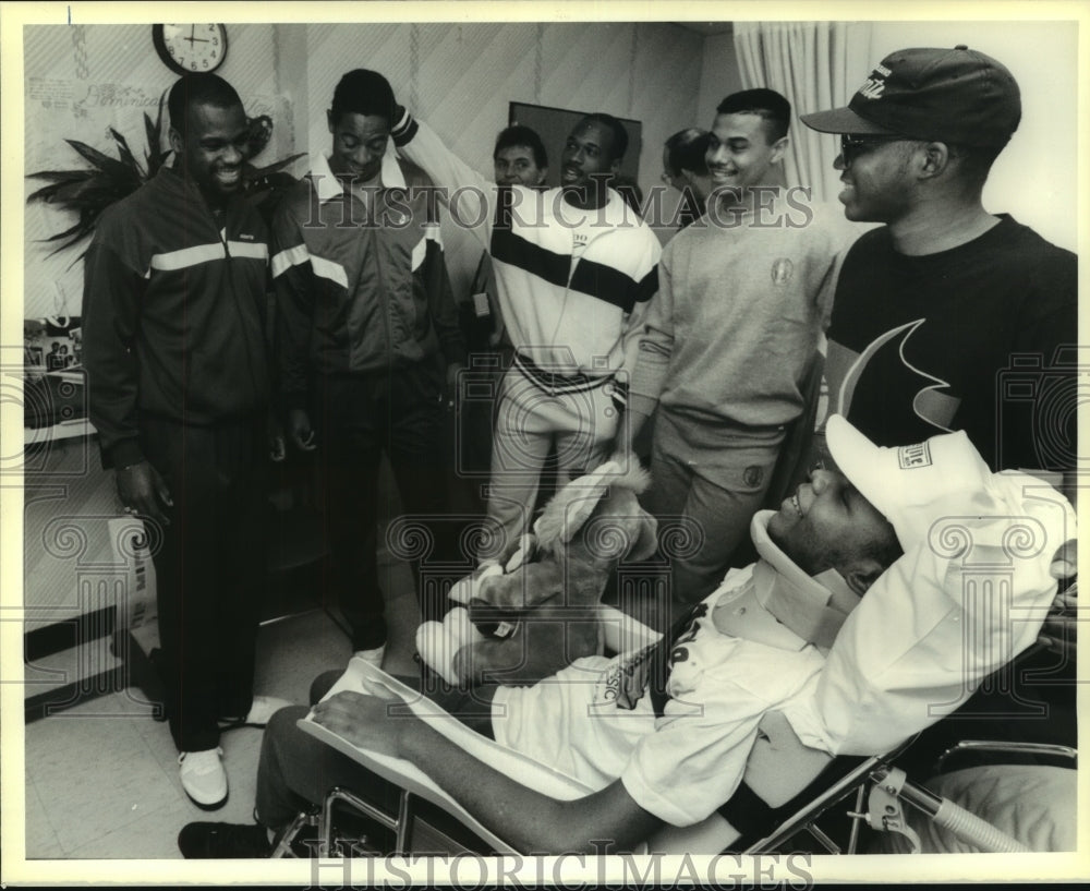 1989 Press Photo Alabama football players visit football player Derrick Edwards - Historic Images