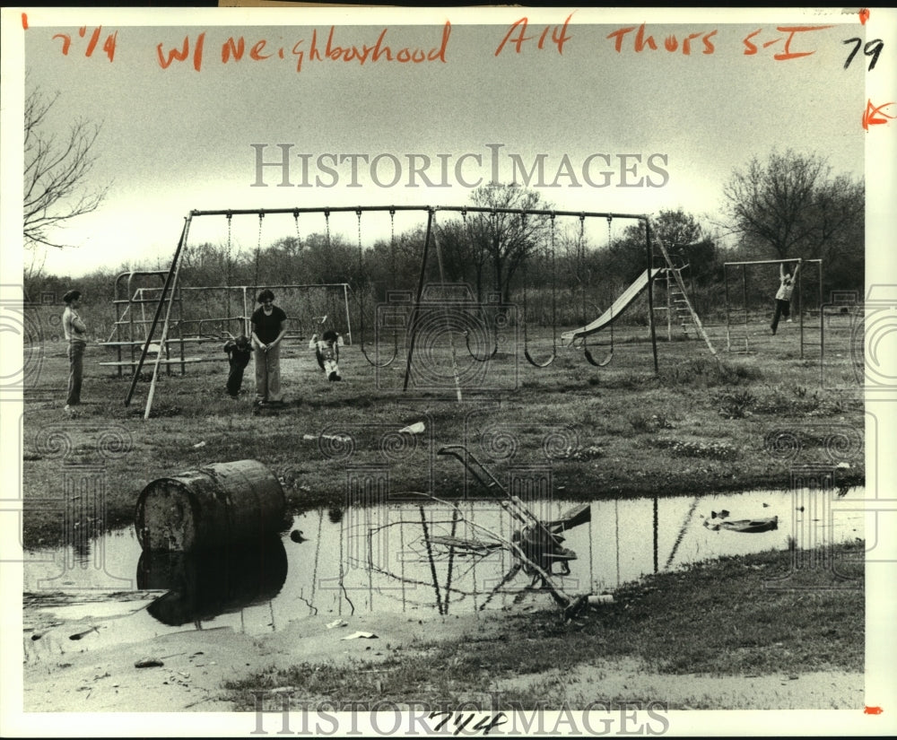 1980 Press Photo Mothers watch children play at Eastshore Village playground - Historic Images