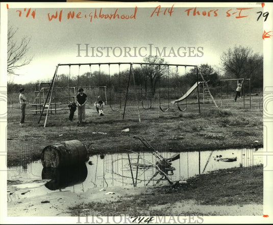 1980 Press Photo Mothers watch children play at Eastshore Village playground - Historic Images