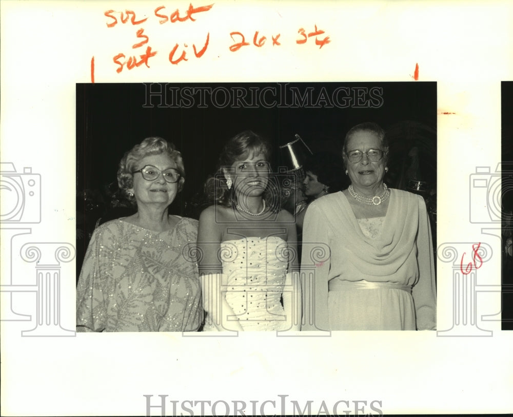 1989 Press Photo Laura Eastman and grandmothers at Atlanteans&#39; Ball. - noa95950 - Historic Images