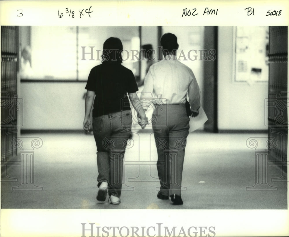 1991 Press Photo East St. John High School Principal Mike Coburn comfort student - Historic Images