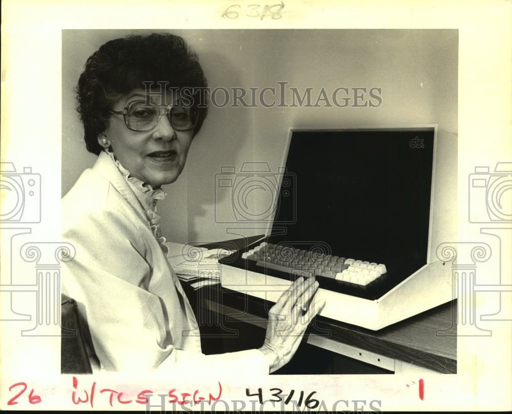 1988 Press Photo Security Homestead Executive Secretary, Lottie Eckles - Historic Images