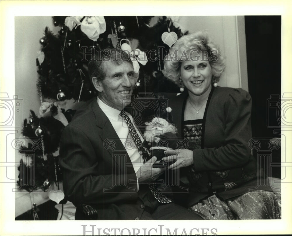 1994 Press Photo John Eckholdt and Carol Scalise At a Christmas In July Party - Historic Images