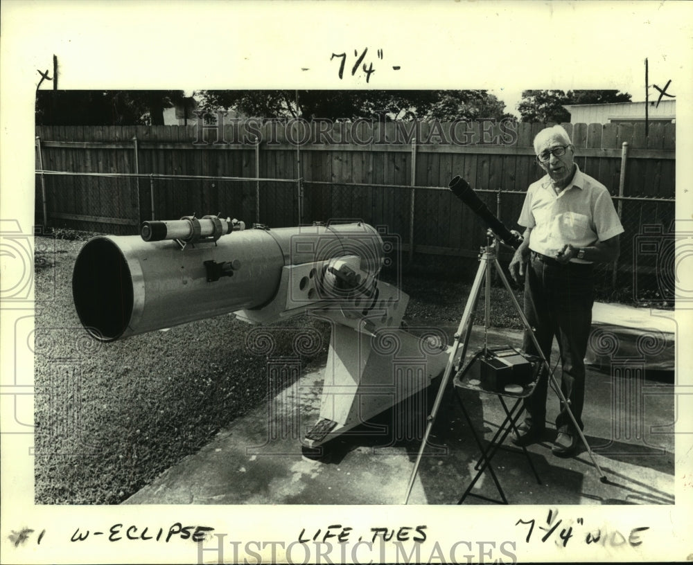 1984 Press Photo Astronomer Archie Estopinal Setting Up His Eclipse Equipment - Historic Images