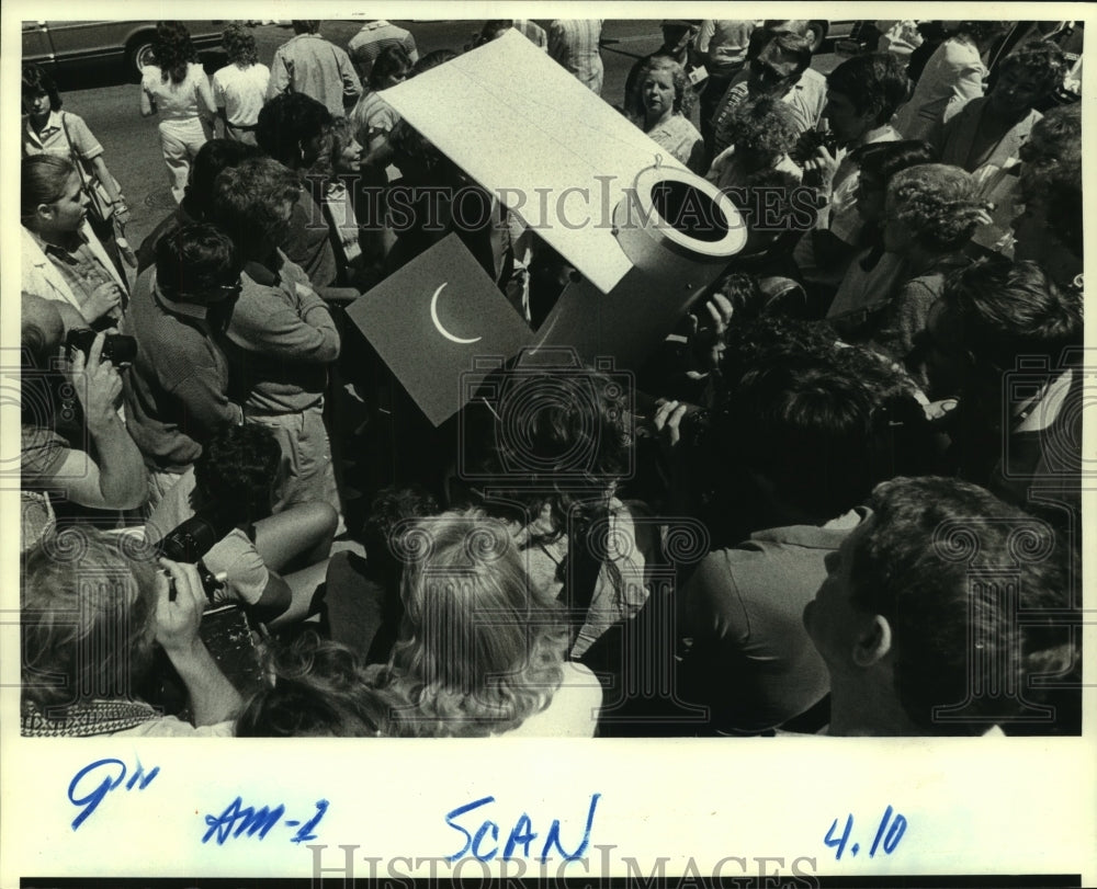 1984 Press Photo Crowds Viewing An Eclipse With a Telescope In New Orleans - Historic Images