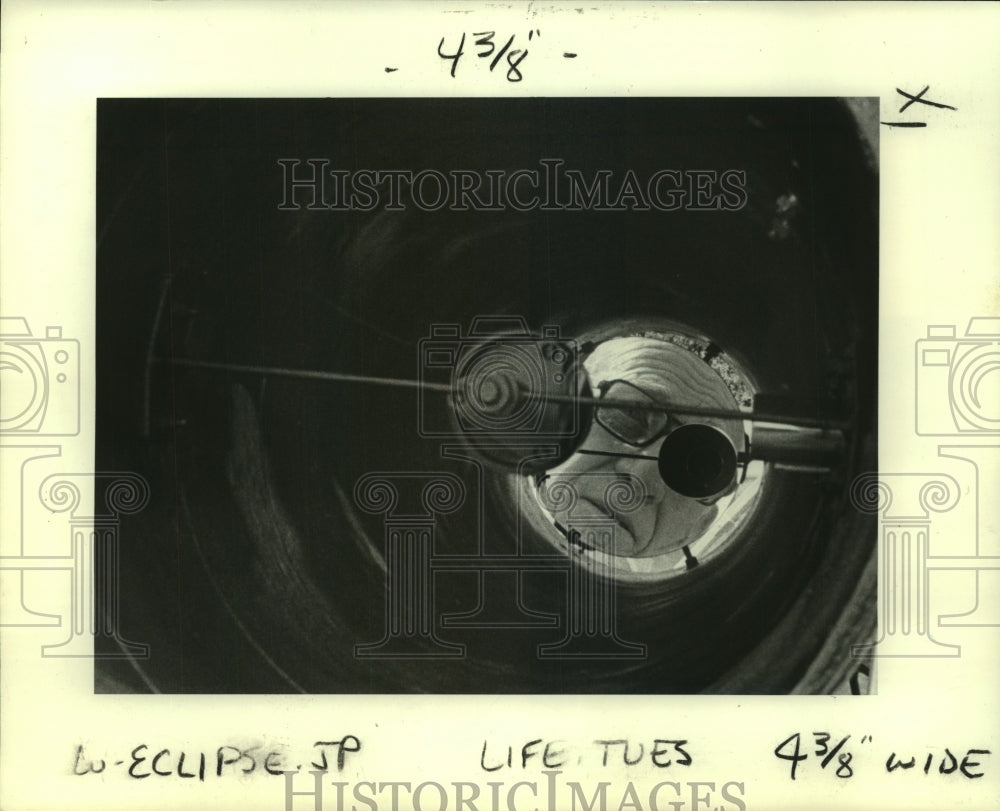 1984 Press Photo Astronomer Archie Estopinal Looking Into the Telescope He Built - Historic Images