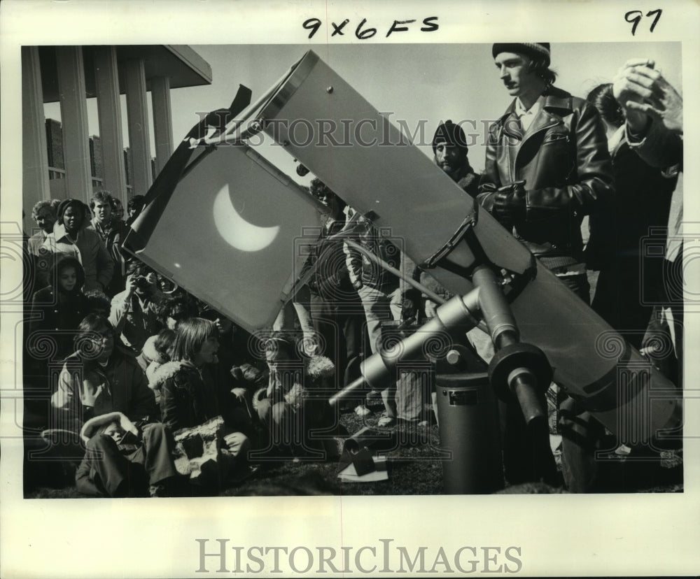 1979 Press Photo Large crowd at University of New Orleans for sun eclipse - Historic Images