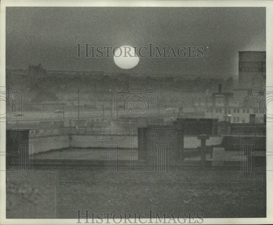 1960 Press Photo General view of eclipse in the city - noa96036 - Historic Images