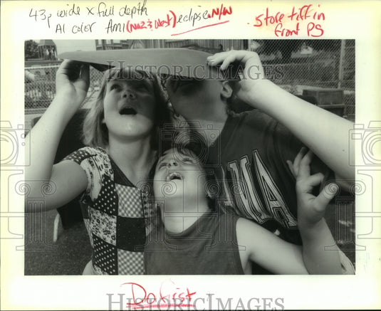 1994 Press Photo Immaculate School students look through filter at solar eclipse - Historic Images