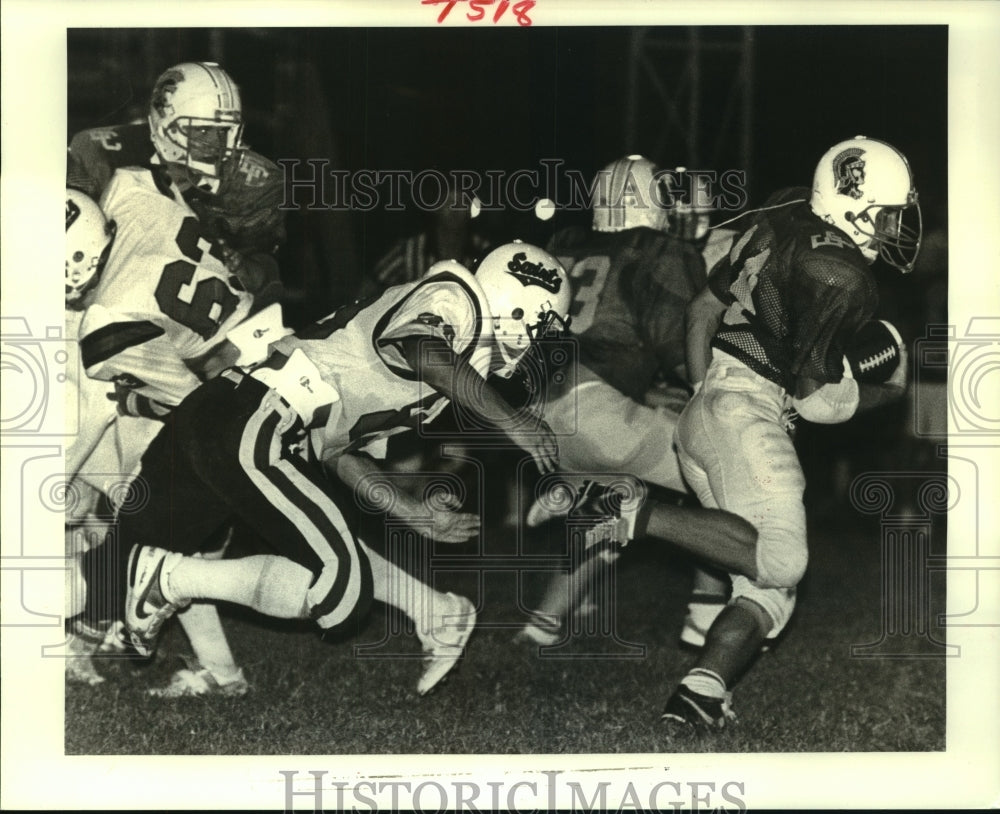 1986 Press Photo Football players of Ecole Classique against St. Martin players - Historic Images