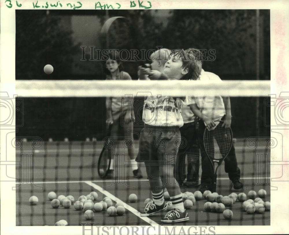 1986 Press Photo Jeffrey Cohen plays tennis at Ecole Classique Children&#39;s Center - Historic Images