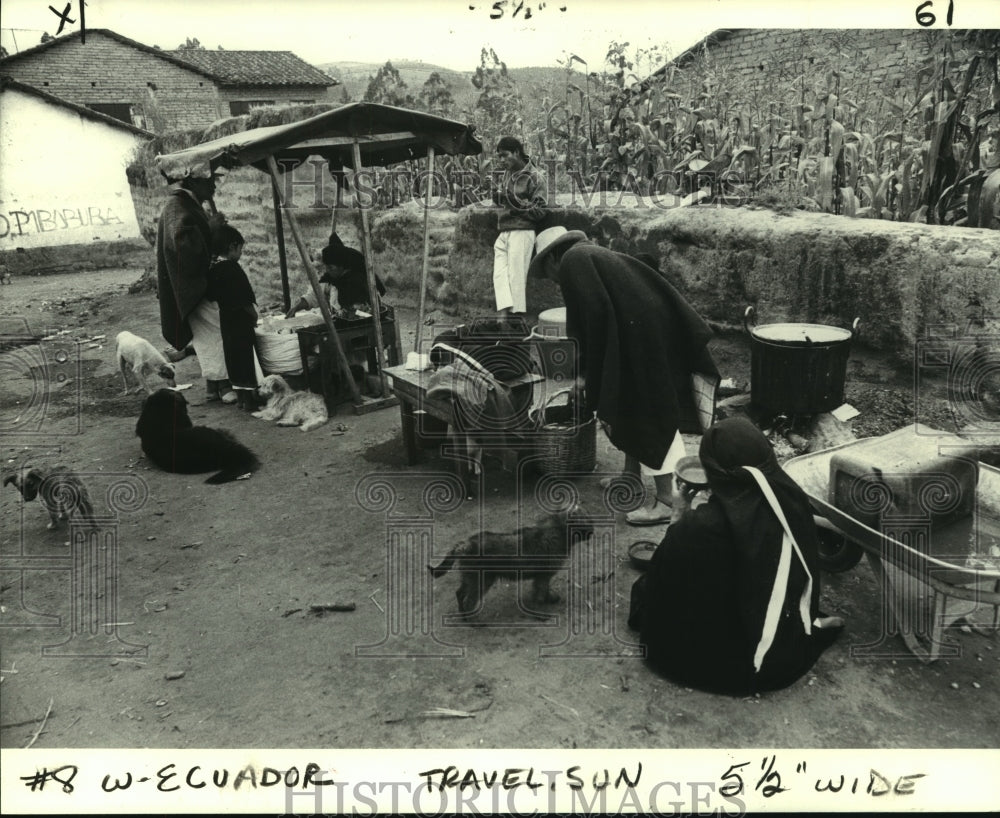 1983 Press Photo Indian &quot;sidewalk cafe&quot; in Peguche sells boiled meat, vegetables - Historic Images