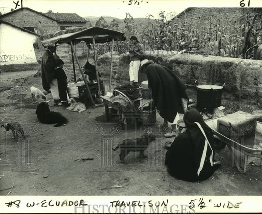 1983 Press Photo Indian "sidewalk cafe" in Peguche sells boiled meat, vegetables - Historic Images