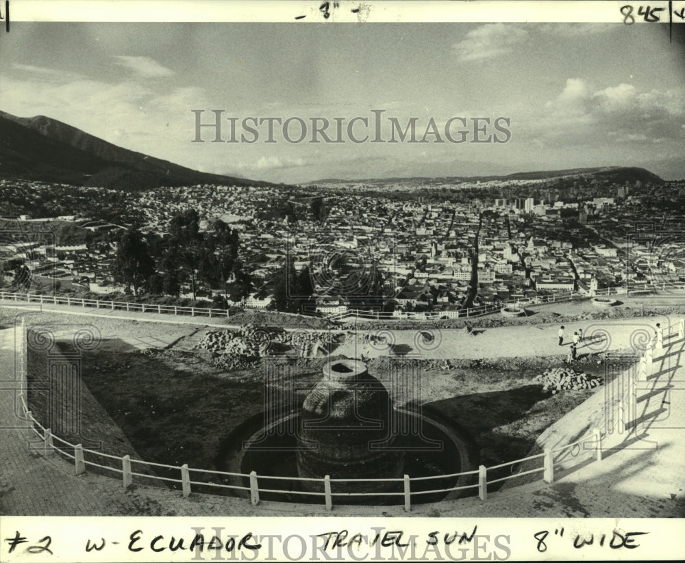 1983 Press Photo Modern Quito spreads out across the central valley, Ecuador - Historic Images