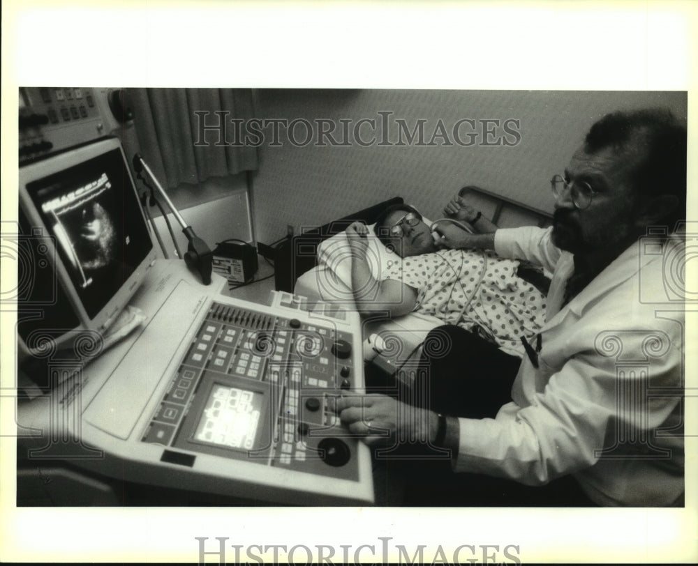 1993 Press Photo cardiac sonographer Curtis Hanawalt performs ECG on Jeff Parish - Historic Images