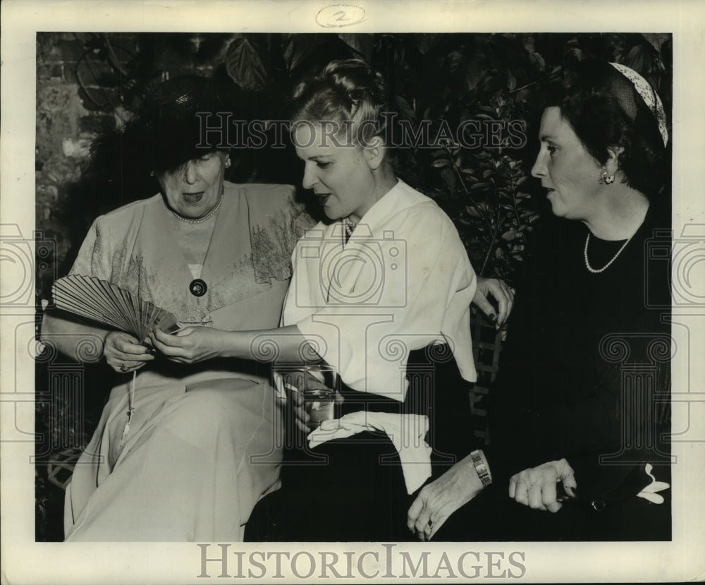 1950 Press Photo Jessie Tharp, Marjory Balyard with E. M. Loeb Jr. - noa96107-Historic Images