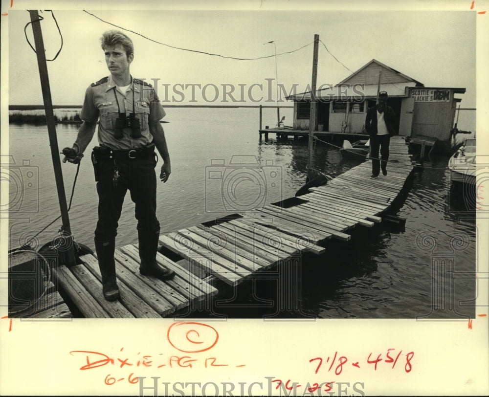 1982 Press Photo Mike Duran of Wildlife and Fisheries on Crooked Bayou - Historic Images