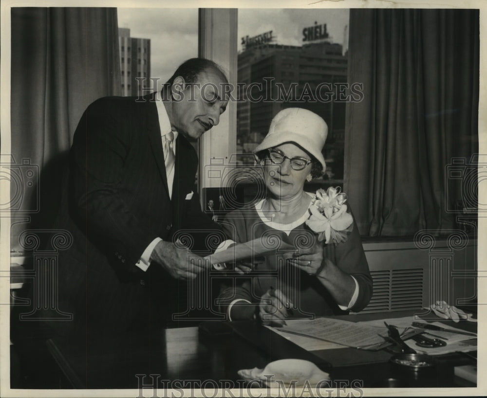 1962 Press Photo Mrs. Anna Belle Dwyer of NOBPW Club &amp; Mayor Victor Schiro - Historic Images