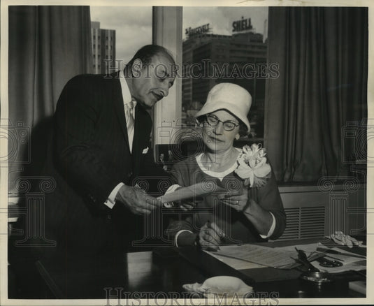 1962 Press Photo Mrs. Anna Belle Dwyer of NOBPW Club & Mayor Victor Schiro - Historic Images