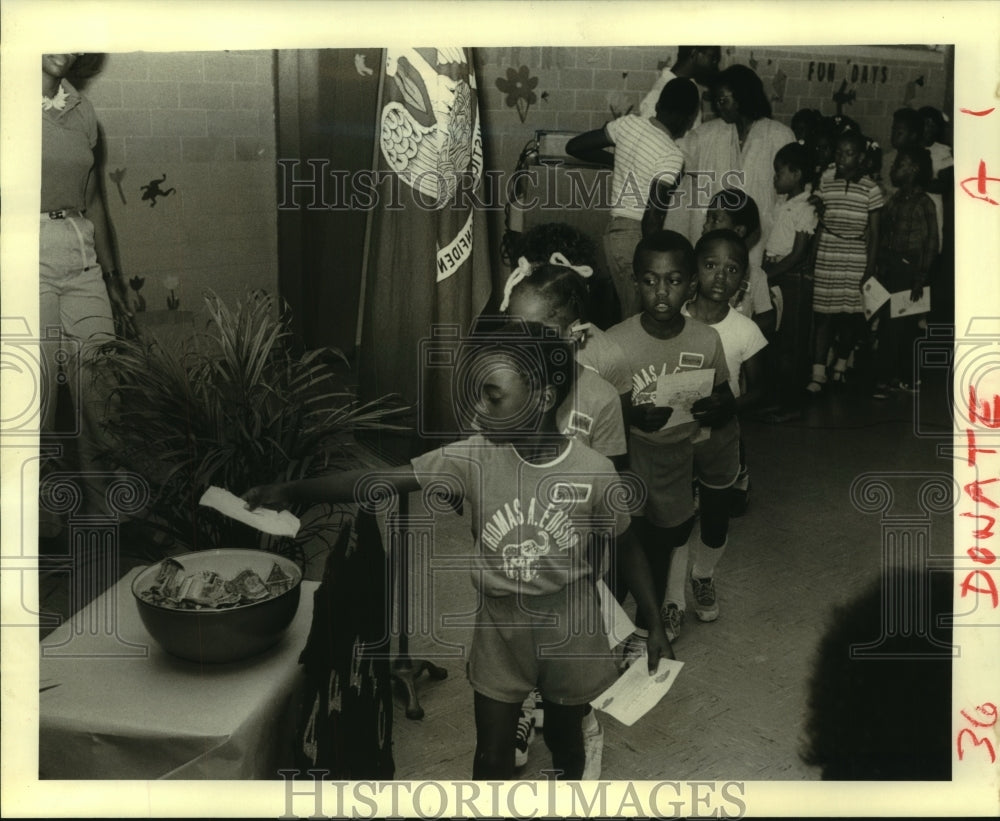 1985 Press Photo Edison school students contribute to people of Africa fund. - Historic Images