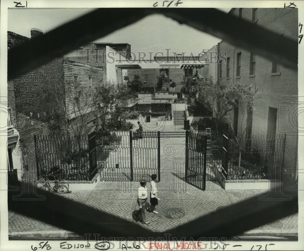 1977 Press Photo The Vieux Carre pocket garden- Edison Place 300 Bourbon Street - Historic Images